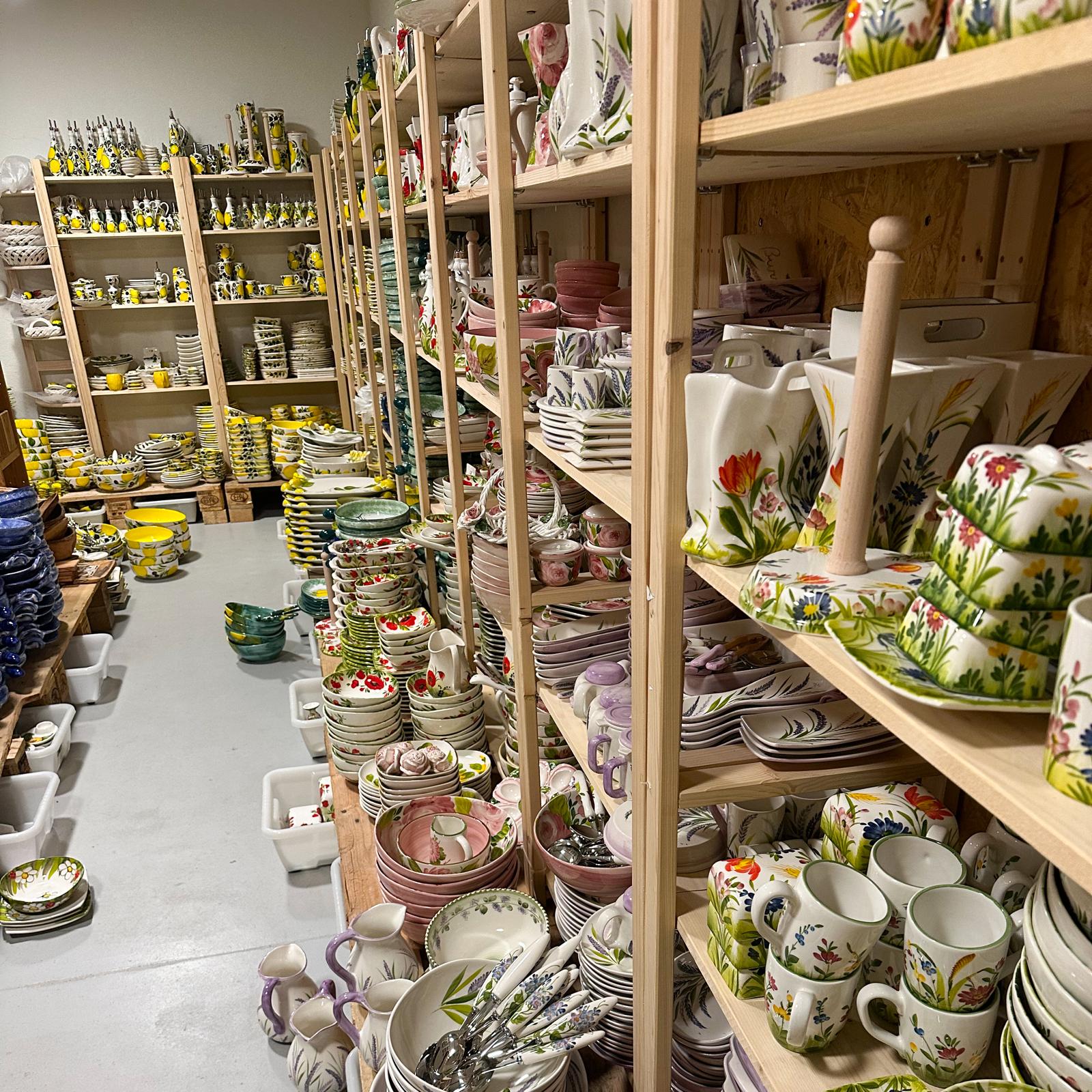 Regały magazynowe z ceramiką włoską